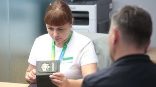 specialist-vo-vremya-sverki-pasportnyh-dannyh-v-banke
