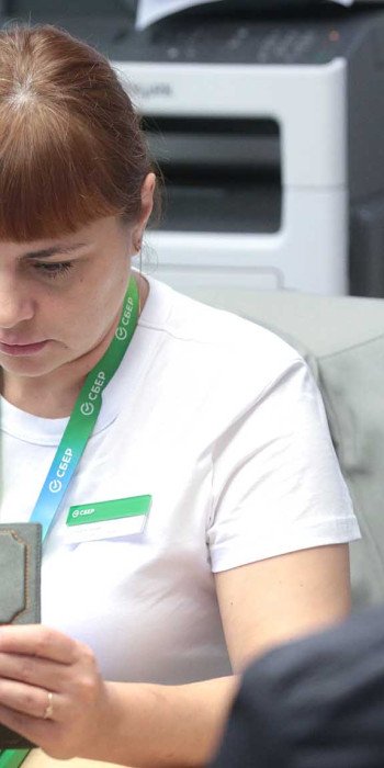 specialist-vo-vremya-sverki-pasportnyh-dannyh-v-banke