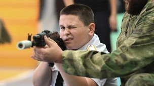 Ученик школы проходит курс начальной военной подготовки