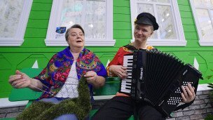 Музыкант играет на баяне в сельской местности