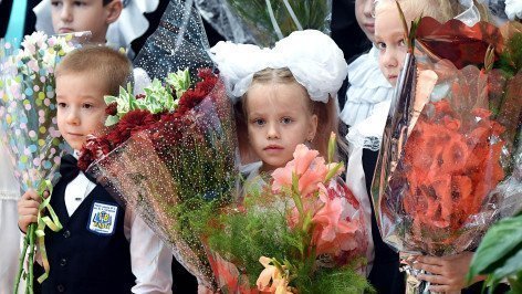 Первоклассники на праздничной линейке Дня Знаний