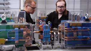 Сборка частей бустерного синхротрона для Сибирского кольцевого источника фотонов 