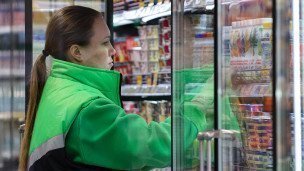 Сотрудник магазина в супермаркете