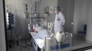 Медицинский работник и пациентка в палате отделения трансплантации костного мозга 