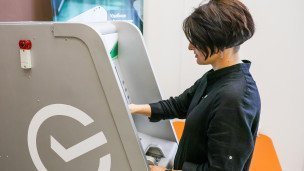 Посетительница в отделении Сбербанка