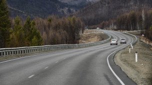Свободное движение автомобилей по трассе