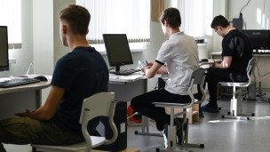 Школьники на уроке информатики 