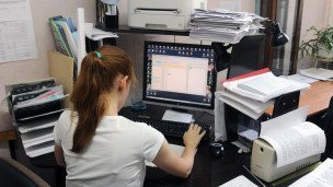 Женщина работает за компьютером