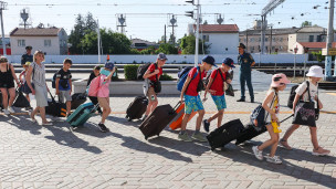 Дети с чемоданами на вокзале 