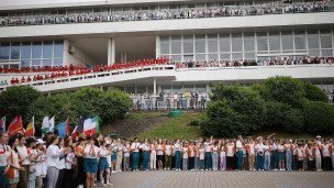 Торжественная линейка в первый день летней смены в детском лагере