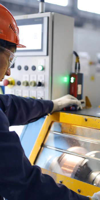 Рабочий в цехе