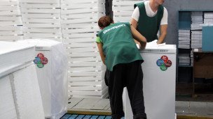 Сотрудники компании по производству холодильников