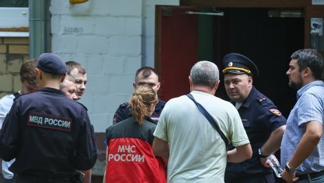 Сотрудница МЧС России и местные жители