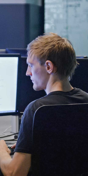 Программист за компьютером