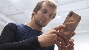Мужчина с телефоном в руках