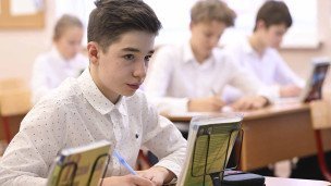 школьник за партой на уроке