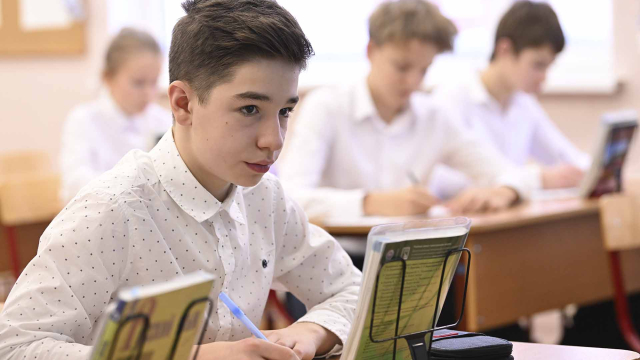 школьник за партой на уроке