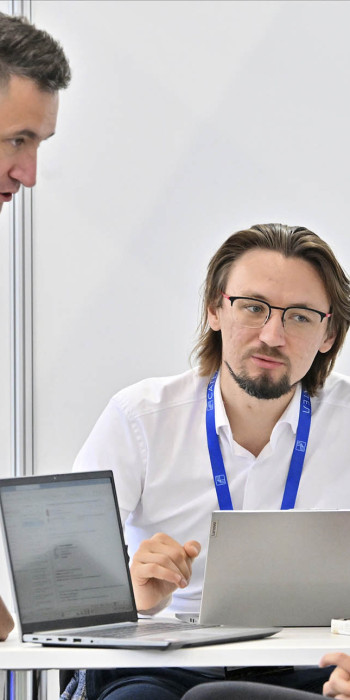 бизнесмены за столом