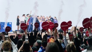 Prezentatsiya-natsproyekta"Molodezh'ideti"-deti-s-tablichkami-poyekhali