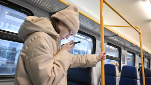 Девушка во время поездки в электричке