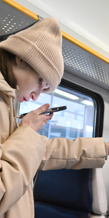 Девушка во время поездки в электричке