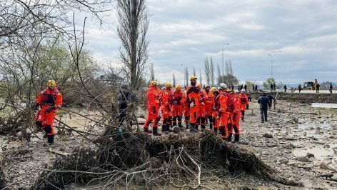  Спасатели во время ликвидации последствий непогоды