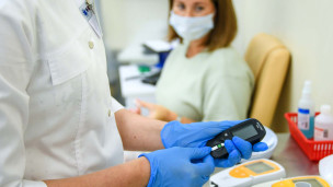 Измерение уровня сахара в крови глюкометром