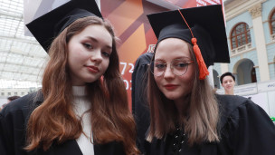 Студентки в шапочках магистров 