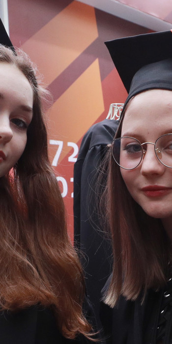 Студентки в шапочках магистров 