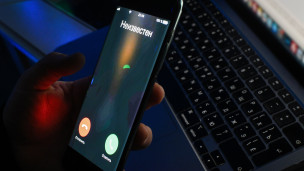 Мобильный телефон, на который позвонили с неизвестного номера