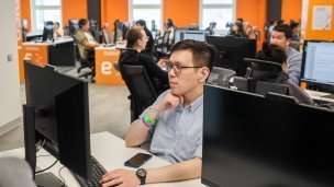 Сотрудник во время работы в офисе