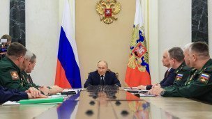 Президент РФ Владимир Путин (в центре) во время встречи с командующими войсками военных округов в Кремле.