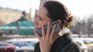 Девушка разговаривает по телефону