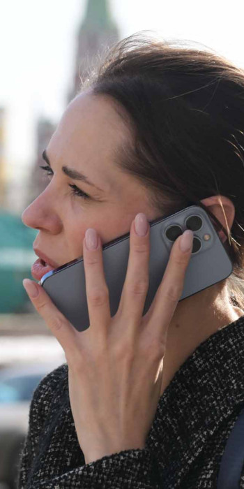 Девушка разговаривает по телефону