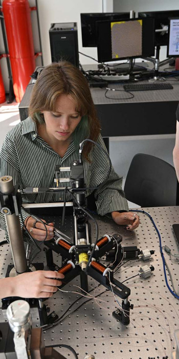 Студенты в лаборатории