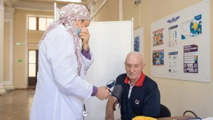 Медицинский работник во время осмотра мужчины