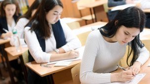 Учащиеся гимназии пишут сочинение 
