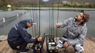 Рыбаки во время соревнований по ловле форели