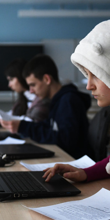 Школьники за ноутбуками