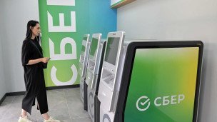devushka-okolo-bankomata