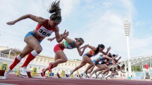 Спортсменки на старте  забега  среди женщин