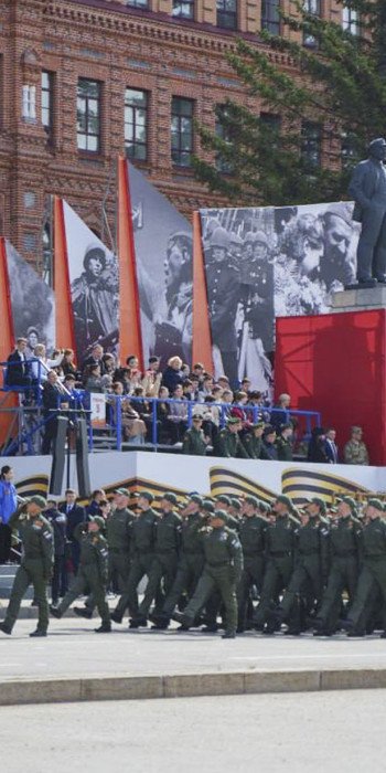 voennosluzhashchie-vo-vremya-prazdnichnogo-parada