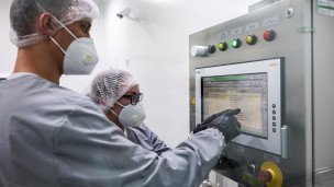 Сотрудники фармацевтического предприятия