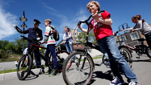 Сотрудник ГИБДД рассказывает подросткам правила дорожного движения