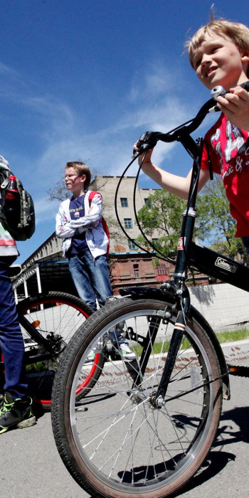 Сотрудник ГИБДД рассказывает подросткам правила дорожного движения