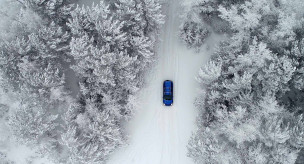 Автомобиль в заснеженном лесу
