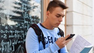 student-s-telefonom