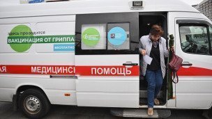 Женщина выходит из мобильного пункта вакцинации