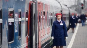 Проводница около вагона поезда