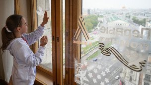 Yunaya-uchastnitsa-proyekta"Dvizheniyapervykh"v-ramkakh-aktsii"OknaPobedy"